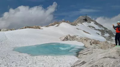 Čarobnost ledenika privlači goste iz celega sveta. 