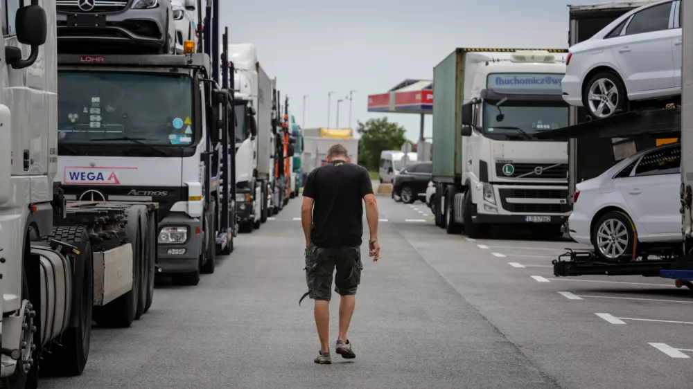 ﻿03.07.2016 - Stavka v Luki Koprer - Luka Koper - tovorni promet tovornjaki čakajo za vstop v Luko ///FOTO: Luka Cjuha.