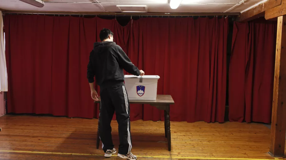 volišče - volilna skrinja - Predsedniške volitve 2012 - pete volitve za predsednika republike v samostojni Sloveniji - volili med tremi kandidati - Danilom Türkom, Borutom Pahorjem in Milanom Zverom //FOTO: Luka Cjuha