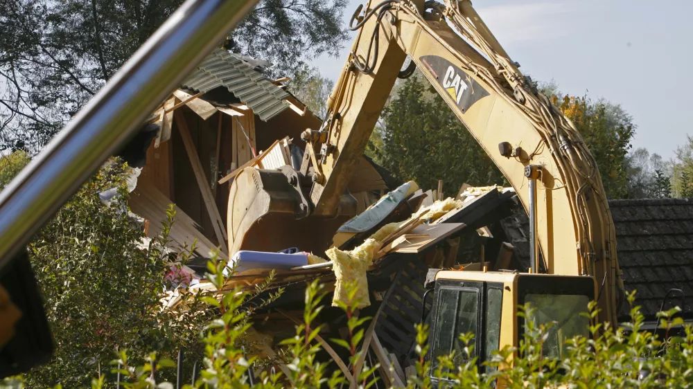 Tisoče črnih gradenj, a vseh ni mogoče porušiti