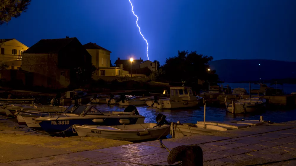 ﻿- HRVAŠKA 2015 -vremenska slika - strela  ///FOTO: Jaka Gasar