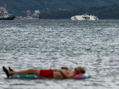 V Zadru je tik pred vplutjem na pol potonil katamaran Melita. 