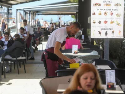 - 29.04.2024. Natakarja v kavarni in slaščičarni v Izoli._strežba, gostinstvo, turizem, pomanjkanje turističnih delavcev.- Predlog za prvomajsko čestitko. //FOTO: Bojan Velikonja