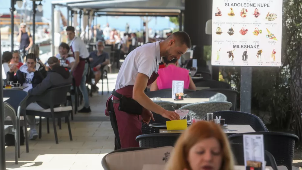 - 29.04.2024. Natakarja v kavarni in slaščičarni v Izoli._strežba, gostinstvo, turizem, pomanjkanje turističnih delavcev.- Predlog za prvomajsko čestitko. //FOTO: Bojan Velikonja