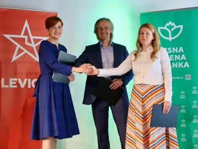 Namero o predvolilnem sodelovanju so danes podpisali vodje obeh stranke, koordinatorica Levice Asta Vrečko ter sopredsednika Vesne Urša Zgojznik in Uroš Macerl. Foto: Jaka Gasar