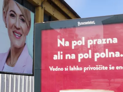 Plakat Aleksandra Pivec Naša dežela.- 11.04.2022 - Parlamentarne volitve 2022 - Volitve devetega sklica Državnega zbora Republike Slovenije - predvolilni plakati - //FOTO: Bojan Velikonja