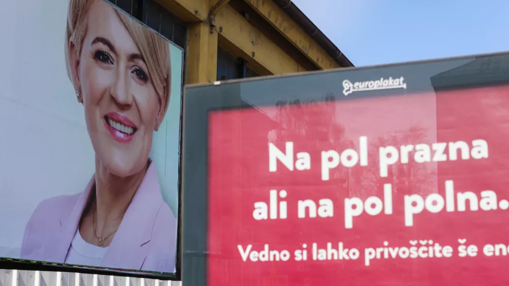 Plakat Aleksandra Pivec Naša dežela.- 11.04.2022 - Parlamentarne volitve 2022 - Volitve devetega sklica Državnega zbora Republike Slovenije - predvolilni plakati - //FOTO: Bojan Velikonja