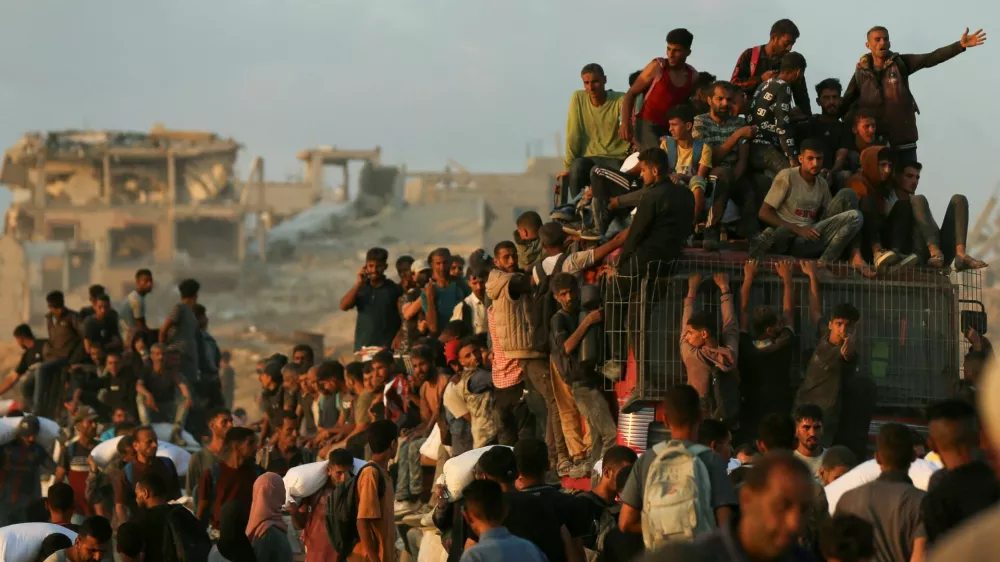 Palestinians gather to receive aid supplies in Beit Lahia, in the northern Gaza Strip, June 17, 2025. REUTERS/Stringer