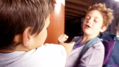 Portrait of two young boys having a fight / Foto: Michel Touraine (rf)