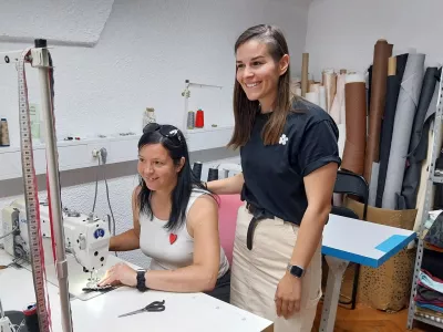 Lidija Logar in Slađana Raitze (na desni) sta ustvarjalki, ki ustvarjata pod znamko Indestructible. F Vesna Levičnik 