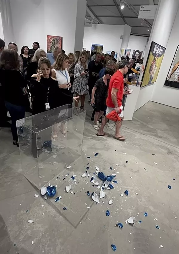 This handout photo taken on February 18, 2023 and received from Bel-Air Fine Art - Contemporary Art Galleries on February 19 shows shattered pieces of a sculpture valued at 42,000 USD by renowned artist Jeff Koon's "Balloon Dog" series on the exhibition floor, after it was accidentally toppled by a visitor during an art preview in Miami. A collector visiting a contemporary art fair accidentally toppled over a small glass sculpture by renowned artist Jeff Koons, shattering it to pieces.,Image: 757238197, License: Rights-managed, Restrictions: RESTRICTED TO EDITORIAL USE - MANDATORY MENTION OF THE ARTIST UPON PUBLICATION - MANDATORY CREDIT "AFP PHOTO / Bel-Air Fine Art - Contemporary Art Galleries" - NO MARKETING - NO ADVERTISING CAMPAIGNS - DISTRIBUTED AS A SERVICE TO CLIENTS, ***HANDOUT image or SOCIAL MEDIA IMAGE or FILMSTILL for EDITORIAL USE ONLY! * Please note: Fees charged by Profimedia are for the Profimedia's services only, and do not, nor are they intended to, convey to the user any ownership of Copyright or License in the material. Profimedia does not claim any ownership including but not limited to Copyright or License in the attached material. By publishing this material you (the user) expressly agree to indemnify and to hold Profimedia and its directors, shareholders and employees harmless from any loss, claims, damages, demands, expenses (including legal fees), or any causes of action or allegation against Profimedia arising out of or connected in any way with publication of the material. Profimedia does not claim any copyright or license in the attached materials. Any downloading fees charged by Profimedia are for Profimedia's services only. * Handling Fee Only ***, Model Release: no / Foto: Profimedia