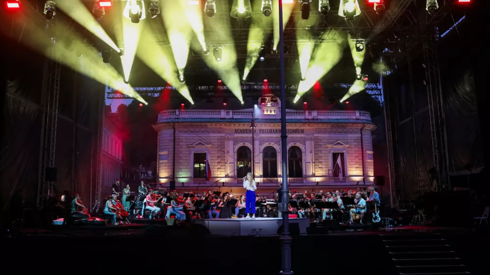 (FOTOGALERIJA) S Poletno nočjo se je začelo dolgo vroče kulturno poletje