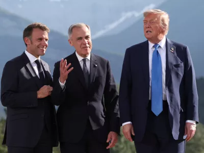 French President Emmanuel Macron, Canada's Prime Minister Mark Carney and U.S. President Donald Trump attend a family photo session during the G7 Summit, in Kananaskis, Alberta, Canada, June 16, 2025. REUTERS/Suzanne Plunkett/Pool