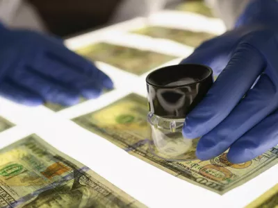 Ponarejanje denarja - simbolična fotografija, ponarejanje, ponaredek, goljuf, ponarejen denar