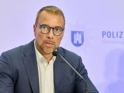 18 June 2025, Hamburg: Jan Hieber, Head of the State Office of Criminal Investigation, holds a press conference at police headquarters with the police and the Public Prosecutor General's Office regarding an arrest warrant on suspicion of completed and attempted murder on the internet. The occasion is the execution of an arrest warrant on the urgent suspicion of completed murder and multiple attempted murder. Photo: Georg Wendt/dpa