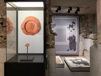 SNG Drama Ljubljana arheološke najdbe 2025. Košček oljenke in mozaik. F Blaž Gutman