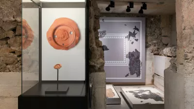 SNG Drama Ljubljana arheološke najdbe 2025. Košček oljenke in mozaik. F Blaž Gutman