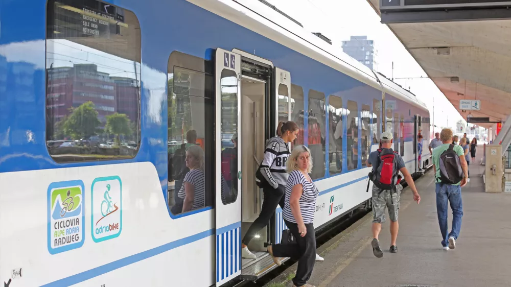 ﻿- potniški vlak italijanskega državnega prevoznika Trenitalia v Ljubljani - nova direktna potniška železniška povezava med Ljubljano in Trstom -- 13.09.2018 – Slovenske Železnice (SŽ) – Železniška postaja Ljubljana - //FOTO: Bojan Velikonja