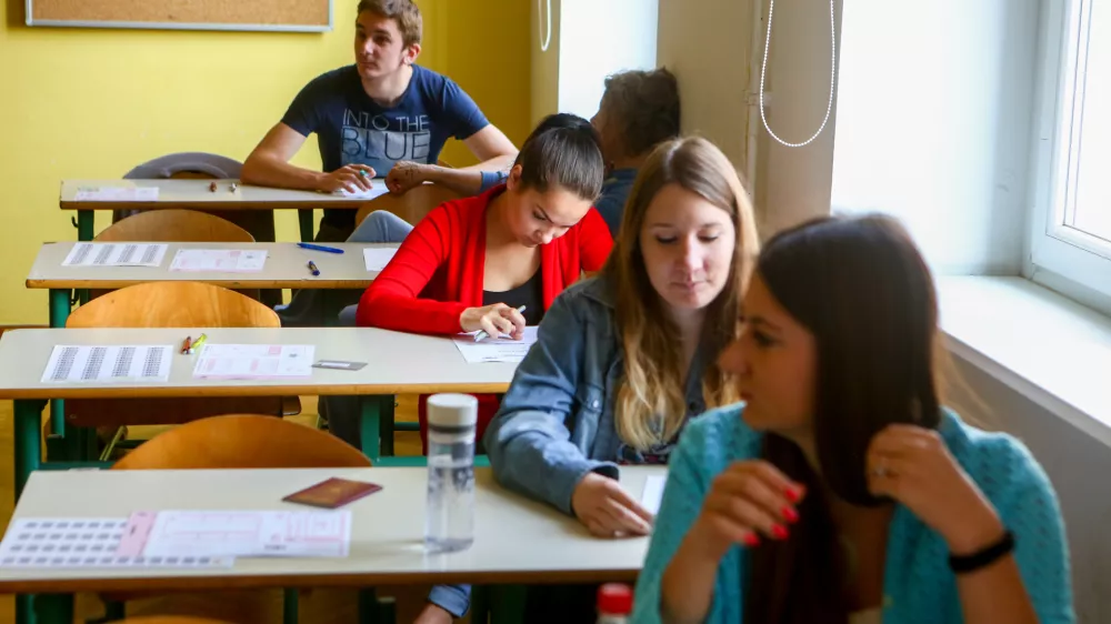 ﻿Gimnazija Ledina - razred, učilnica, pisanje izpita iz Angeškega jezika,   - 30.05.2015 - Matura -- Spomladanski izpitni rok mature - pisni izpit Angleščina - šolstvo - dijaki - izobraževanje  //FOTO: Bojan Velikonja