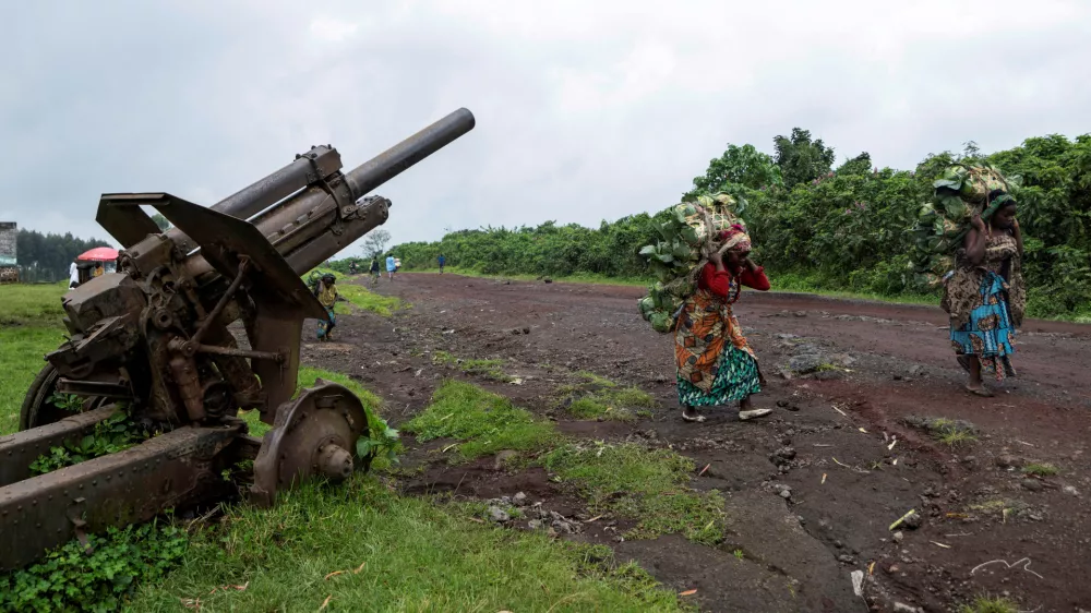 FILE PHOTO: Esperance Zawadi and her colleague carry fresh cabbages to the market months after their return from the Kanyaruchinya camp where they took refuge following clashes between the M23 rebels and the Congolese army in Kibumba, Nyiragongo territory of North Kivu province in eastern Democratic Republic of Congo April 14, 2025. REUTERS/Arlette Bashizi/File Photo