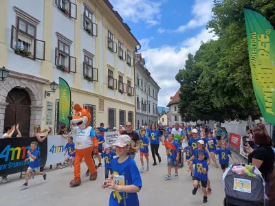 V družbi gasilcev in otrok s poplavnih območij