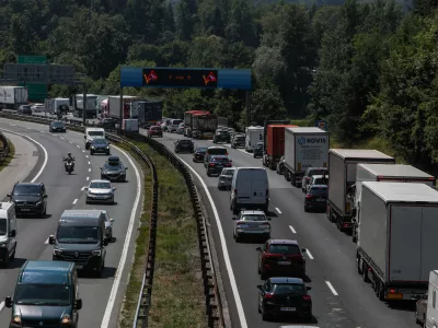 - Kolona vozil, DARS, Avto cesta, - 19.06.2025. - Zastoj na zahodni ljubljanski obvoznici med Kosezami in razcepom Kozarje zaradi začetka počitnic in praznikov v sosednjih državah.//FOTO: Bojan Velikonja