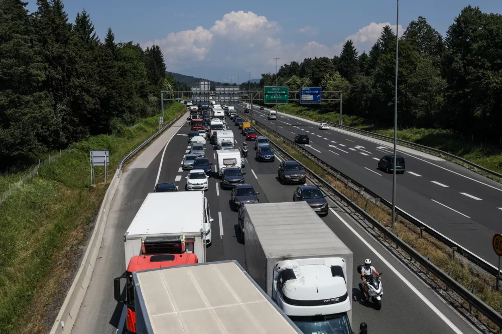 - Kolona vozil, DARS, Avto cesta, - 19.06.2025. - Zastoj na zahodni ljubljanski obvoznici med Kosezami in razcepom Kozarje zaradi začetka počitnic in praznikov v sosednjih državah.//FOTO: Bojan Velikonja