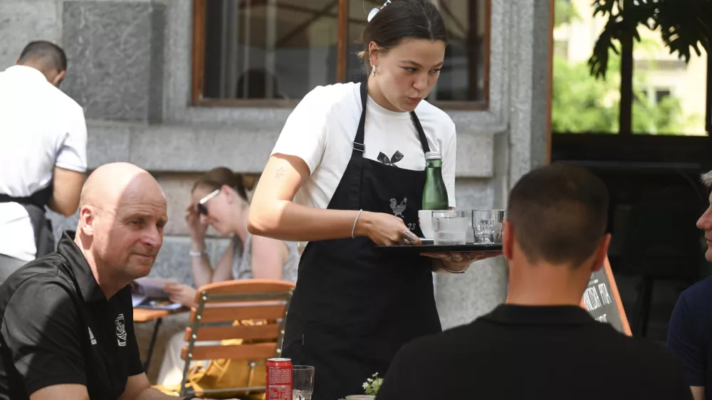 Turistični delavciDelo v vročiništudentsko delo10.07.2024 - Vročinski val v Ljubljani FOTO: Nik Erik Neubauer