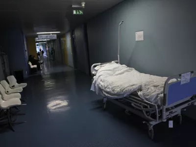 čakalnica - bolniška postelja - Splošna bolnišnica "Dr. Franca Derganca" - Nova Gorica - Ul. Padlih borcev 14, - Šempeter pri Gorici  //FOTO: Luka Cjuha