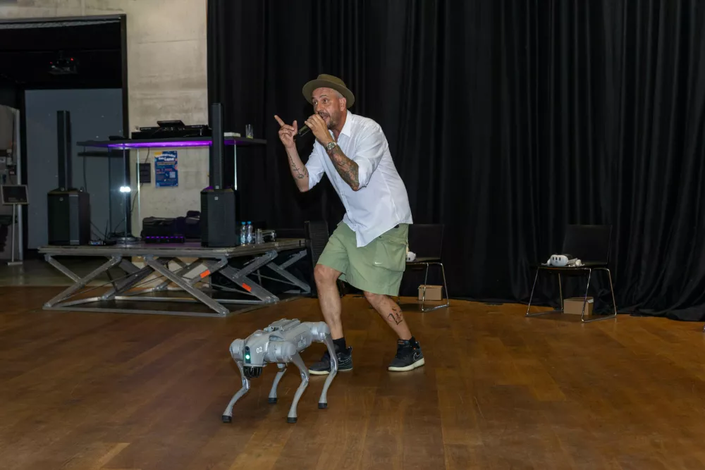 Približno 60 mladostnikov je med drugim prisluhnilo ganljivi pripovedi Žana Kidriča, ki je po hudi bolezni izgubil glas, se z železno voljo spet naučil govoriti in voljo do življenja še okrepil z učenjem in druženjem. Foto: Žan Gradišnik