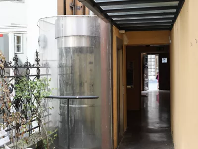 20.06.2025. Naknadno ugrajeni Lift v staromeščanski stavbi v centru Ljubljane. Foto: Bojan Velikonja 