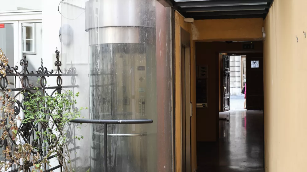 20.06.2025. Naknadno ugrajeni Lift v staromeščanski stavbi v centru Ljubljane. Foto: Bojan Velikonja 