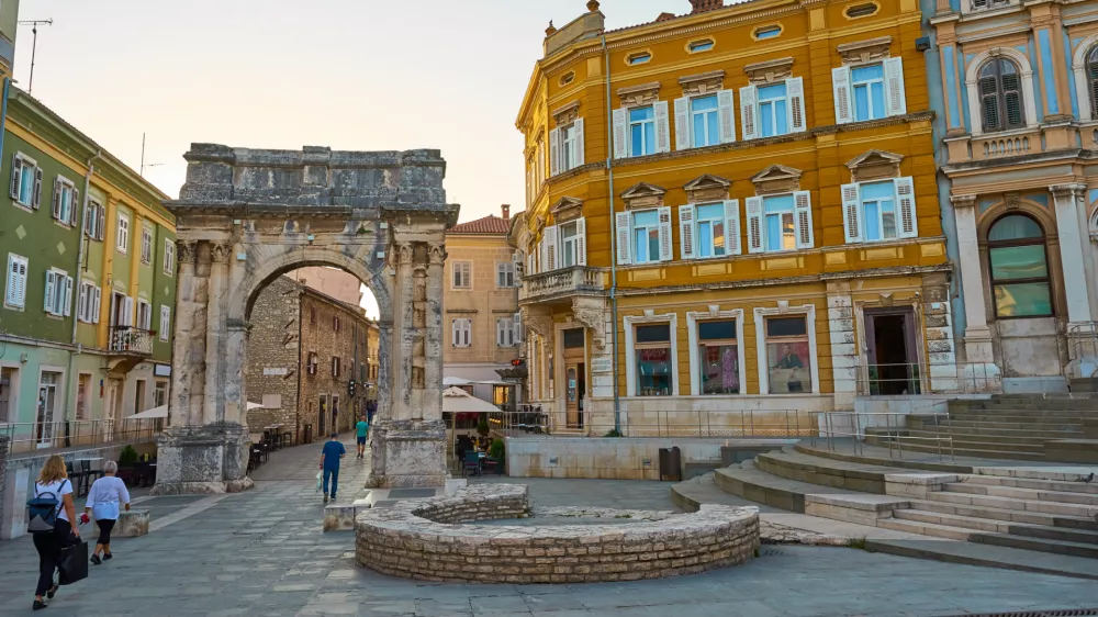 Pula je bogata z muzeji, ki obiskovalcem ponujajo vpogled v zgodovino, kulturo in dediščino mesta. F iStock