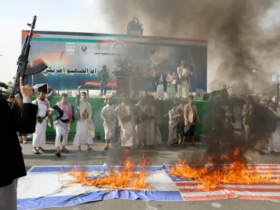 Protesters, predominantly Houthi supporters, burn Israeli and U.S. flags as they demonstrate in solidarity with Palestinians and Iran, amid the Iran-Israel conflict, in Sanaa, Yemen June 20, 2025. REUTERS/Khaled Abdullah   TPX IMAGES OF THE DAY