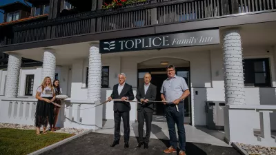 Slavnostno rezanje traku pred prenovljenim hotelom Toplice – Family Inn je pripadla direktorju Bojanu Petan, ministru Matjažu Han in brežiškemu županu, Ivanu Molanu. F Terme Čatež