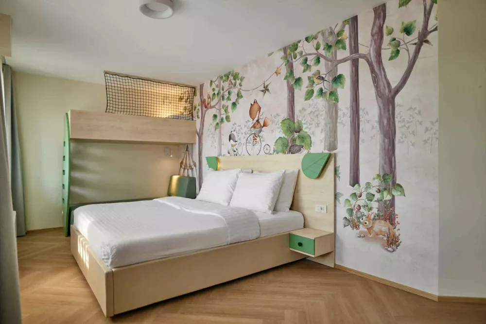 Sobe, opremljene z najkakovostnejšimi materiali, nudijo udobno in varno bivalno okolje za družine. F Terma Čatež