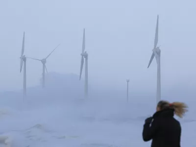 ﻿Waves crash against wind turbines during Storm Eunice at Boulogne-sur-Mer, France, February 18, 2022. REUTERS/Pascal Rossignol / Foto: Pascal Rossignol