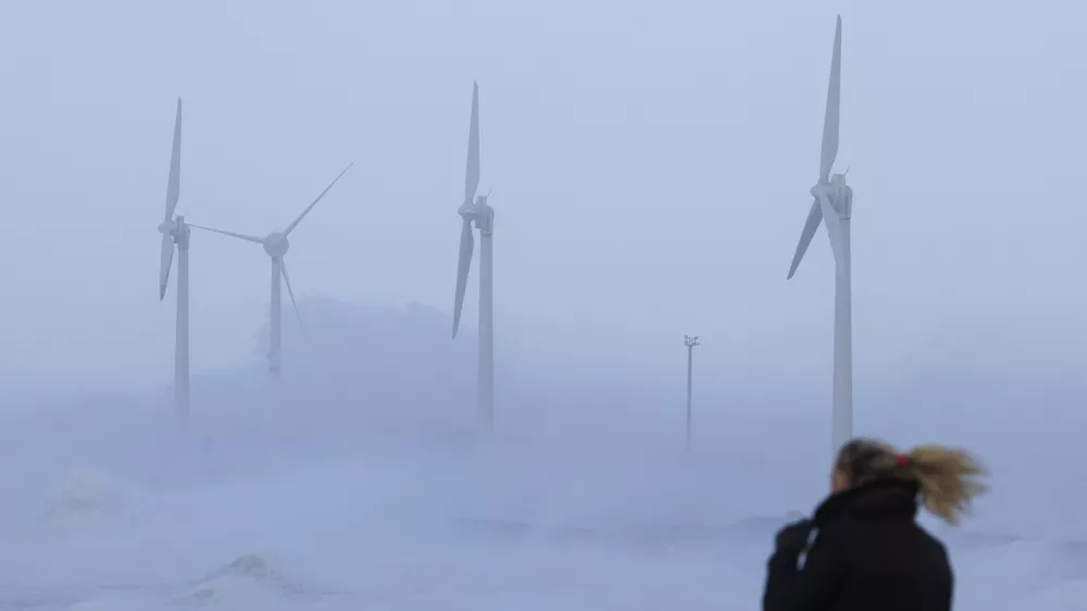 ﻿Waves crash against wind turbines during Storm Eunice at Boulogne-sur-Mer, France, February 18, 2022. REUTERS/Pascal Rossignol / Foto: Pascal Rossignol