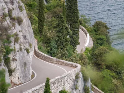 Gardesana Occidentale je zelo priljubljena cesta na zahodni strani jezera.