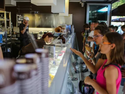 ﻿- Portorož - gostinski lokal - slaščičarna Cacao -turizem, turistična sezona - 19.07.2016 - Poletni Dnevnik - počitniška reportaža na slovenski obali - poletno dopustovanje - turizem - poletje -      //FOTO: Bojan Velikonja