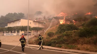 21.06.2025., Pisak - Rano jutros izbio je veliki pozar u sumi iznad magistrale. Bura otezava situaciju, a uz vatrogasce na terenu, u gasenju pozara sudjeluju i mjestani. Kako nesluzbeno doznaje Dalmacija Danas, u tijeku je evakuacija gradjana i turista. Photo: Ivo Cagalj/PIXSELL