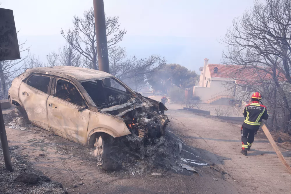 21.06.2025., Pisak - Brojni automobili su izgorjeli u pozaru koji se poceo siriti. Bura otezava situaciju, stoga je cijela zupanija dignuta da dodje u pomoc. Kako nesluzbeno doznaje Dalmacija Danas, u tijeku je evakuacija gradjana i turista. Photo: Ivo Cagalj/PIXSELL