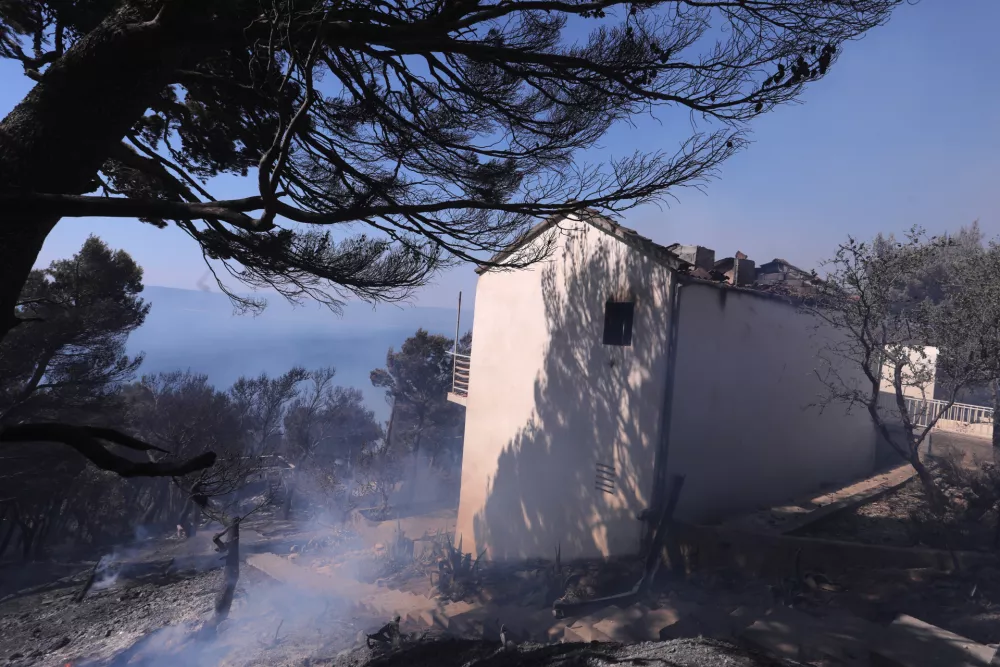 21.06.2025., Pisak - Gori kamena kuca. Pozar se i dalje siri. Trenutno je na terenu vise od 250 vatrogasaca i jedan kanader. Photo: Ivo Cagalj/PIXSELL