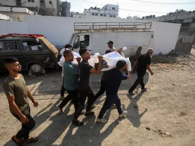 21 June 2025, Palestinian Territories, Gaza City: Palestinians carry the body of one of those who were killed in Israeli attacks, from the morgue of Al-Shifa Hospital to a burial site in Gaza City. Photo: Omar Ashtawy/APA Images via ZUMA Press Wire/dpa
