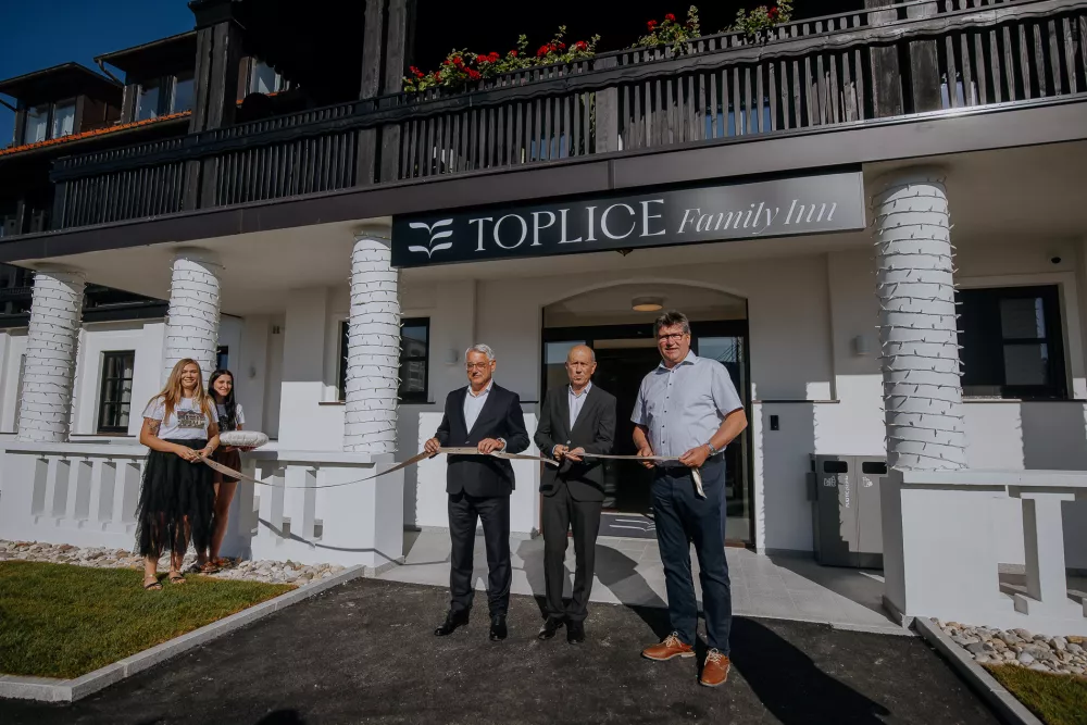 Slavnostno rezanje traku pred prenovljenim hotelom Toplice – Family Inn  Foto: spontanzo