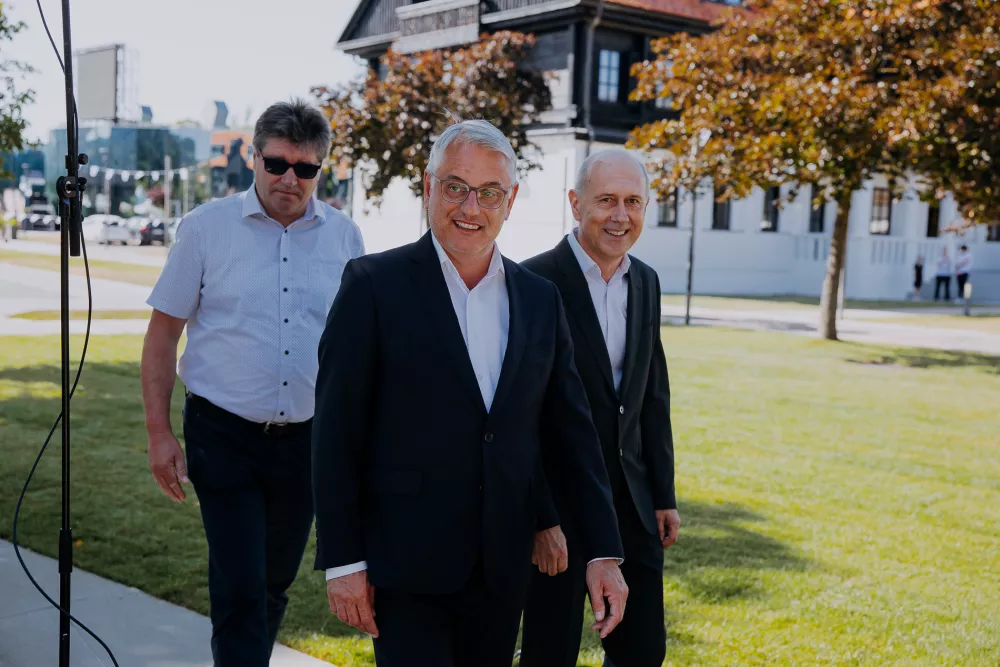 Bojan Petan v družbi brežiškega župana Ivana Molana in ministra Matjaža Hana.  Foto: spontanzo