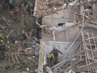 22 June 2025, Israel, Tel Aviv: First Responders look for survivors in a destroyed building after Iranian strikes on Israel. Photo: Ilia Yefimovich/dpa