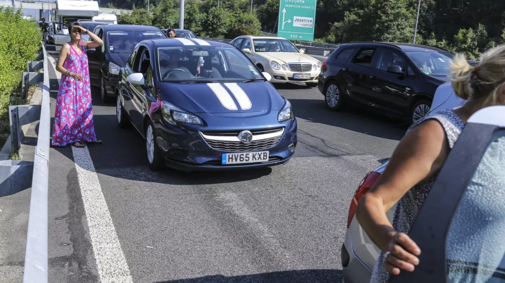 ﻿- 28.08.2016 - Gorenjska avtocesta - 10km prometni zastoj pred mejnim prehodom Karavanke na Jesenicah  //FOTO: Jaka Gasar