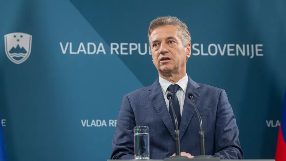 Ljubljana, vlada.Novinarska konferenca ob tretji obletnici dela aktualne vlade, na kateri so sodelovali predsednik vlade Robert Golob, ministrica za kulturo Asta Vrecko in minister za gospodarstvo, turizem in sport Matjaz Han.