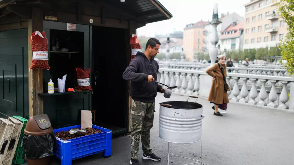 - 19.10.2022 - prodaja pečenega kostanja v Ljubljani - utica za peko in prodajo kostanja - kostanjepek - kostanj - //FOTO: Bojan Velikonja